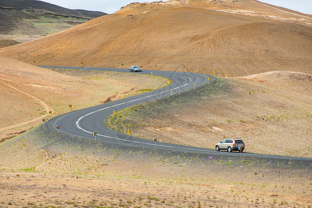 冰岛的公路对称旅行曲线沙漠小号山脉沥青黄色风景汽车图片