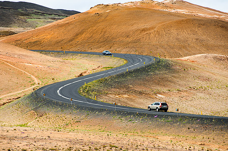 冰岛的公路丘陵山脉观光旅行曲线汽车驾驶沥青土地黄色图片