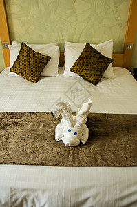 白色棕色卧室家具寝具木头风格酒店公寓毛巾玩具房间床单图片