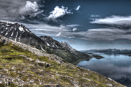 挪威北部地貌景观峡湾海洋岩石蓝色天空山峰旅游全景旅行海岸图片