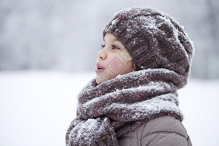 快乐的小女孩 在冬季公园的背景背景中童年情感女性围巾冬装女孩针织脸蛋衣服小姑娘图片