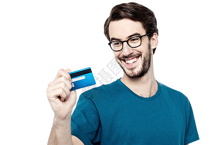 持有信用卡的年轻人眼镜白色微笑塑料技术信用零售卡片冒充现金卡背景图片