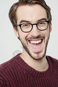 今天我太高兴了冒充男性白色毛衣男人微笑快乐眼镜图片