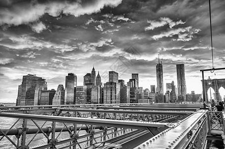 从布鲁克林桥日落时 查看曼哈顿建筑天空地标市中心天际城市蓝色景观全景风景图片