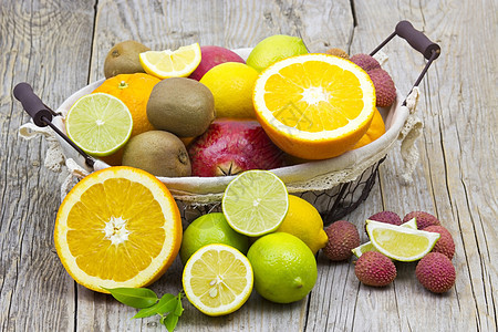 新鲜水果 篮子里有新鲜的果实柿子杂货店石榴奇异果酸橙食物橙子荔枝热带柳条图片