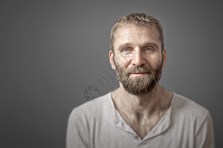 长胡子的男人成人皱纹工作室艺术黑色眼睛胡须白色男性微笑图片