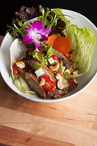 泰国烤鸭沙拉午餐沙拉辣椒油炸食物营养海鲜鸭子胡椒蔬菜图片