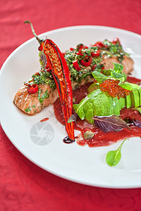 烤鲑鱼草本植物沙拉香料饮食鱼片辣椒胡椒午餐调味品盘子图片