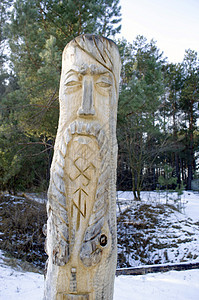蓝色多云背景下的图腾木杆雕塑仪式木头上帝艺术面具精神国家文化动物图片