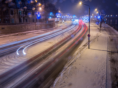 夜晚的车灯在寒雪中的冰路上照明运输旅行交通房子景观运动建筑学爬坡街道图片