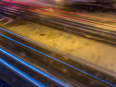 夜晚的车灯在寒雪中的冰路上旅游房子交通旅行街道风景运动地标城市大街图片