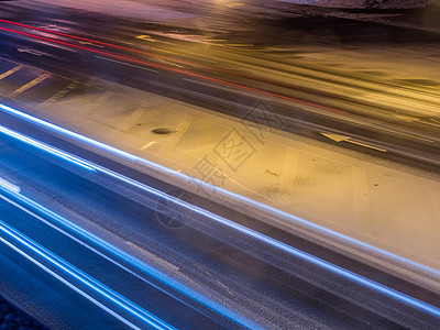 夜晚的车灯在寒雪中的冰路上风景旅游运动房子城市建筑学爬坡大街地标运输图片