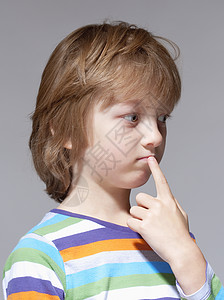 男孩的肖像 与布隆头发思考的男孩金发孩子手指思维工作室男生图片