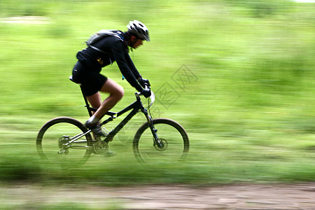 山地自行车赛速度闲暇山地车运动竞赛竞争者绿色车手周期森林图片