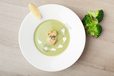绿花椰菜奶油汤 纯净加鲑鱼和柠檬健康饮食食品盘子奶油午餐蔬菜泥状生活方式绿色圆角图片