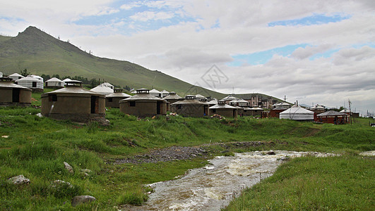 蒙古Ullanbaator附近的蒙古Yurts营地帆布房子圆圈草原沙漠团体游牧民族天空草地陡坡图片