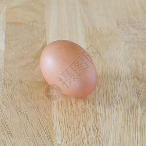 木制桌上的新鲜鸡蛋木头美食农场干草午餐国家杂货套袋厨房农业背景图片