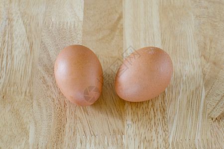 木制桌上的新鲜鸡蛋团体解雇杂货桌子食物套袋麻布蛋壳厨房稻草背景图片