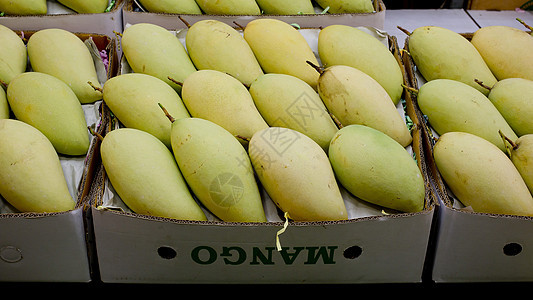 市场上的泰国芒果 价值丰厚的芒果杂货店热带篮子节食文化水果美食小吃食物营养图片