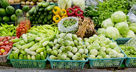 泰国市场上的新鲜和有机蔬菜以及新鲜和有机蔬菜摊位辣椒农民水果食物胡椒店铺绿色黄瓜杂货店图片
