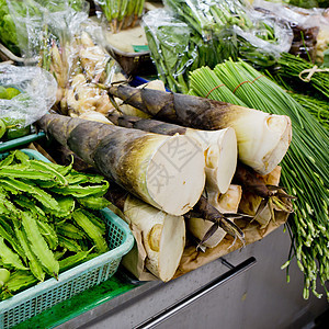 泰国市场上的新鲜和有机蔬菜以及新鲜和有机蔬菜绿色辣椒店铺杂货店水果黄瓜农民胡椒萝卜摊位图片