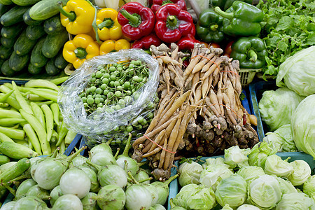 泰国市场上的新鲜和有机蔬菜以及新鲜和有机蔬菜摊位黄瓜胡椒萝卜水果店铺辣椒农民绿色杂货店图片