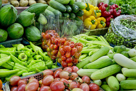 泰国市场上的新鲜和有机蔬菜以及新鲜和有机蔬菜食物杂货店黄瓜店铺胡椒农民萝卜摊位水果绿色图片