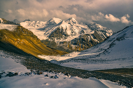 昆仑雪菊塔吉克斯坦河谷山脉风景全景岩石山峰背景