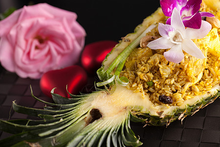 泰国菠萝炸米腰果饮食水果坚果海鲜蔬菜雕刻盘子炒饭热带图片