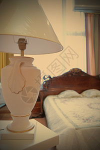 现代卧室灯罩百叶窗陶瓷照明护发素照片家具床单酒店公寓背景图片