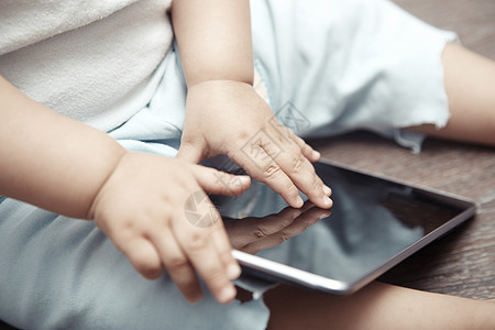 带有平板电脑的婴儿工具上网孩子触摸屏一部分好奇心身体用户兴趣硬件图片