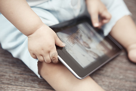 带有平板电脑的婴儿好奇心硬件身体机动性女孩兴趣一部分上网电子产品触摸屏图片