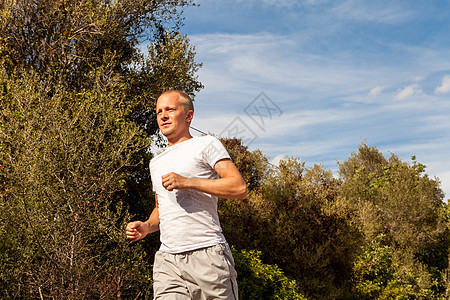 在户外自然运动中跑步的运动员耐力娱乐锻炼成人短跑慢跑训练活力行动男性图片