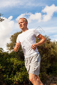 在户外自然运动中跑步的运动员健康行动闲暇慢跑者成人娱乐赛跑者男人短跑活动图片