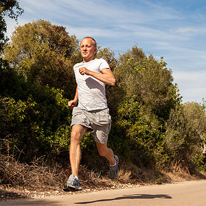 在户外自然运动中跑步的运动员身体慢跑娱乐男人短跑健康速度赛跑者活力男性图片