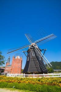 日本的风车衬垫季节旅行蓝色花朵天空背景图片