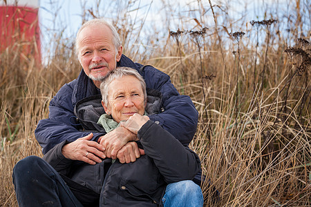 快乐的成熟情侣 放松黄海沙丘女性老年长者旅行旅游微笑闲暇活力夫妻男人图片
