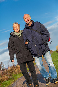快乐的成熟情侣 放松黄海沙丘旅游老年喜悦男人退休旅行乐趣长者女性活力图片