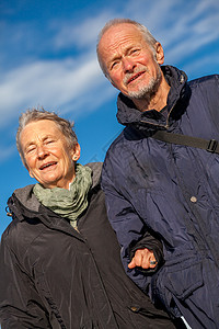 快乐的成熟情侣 放松黄海沙丘喜悦旅行成人闲暇天空老年假期海岸退休活力图片