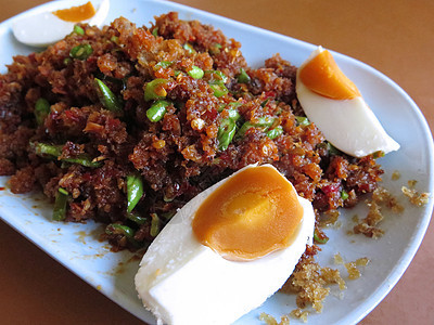 辣炸炒炒鱼 咸鸡蛋 泰国菜草本植物辣椒油炸盘子鲶鱼美食饮食白色菜单早餐图片