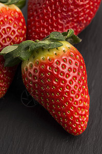 草莓宏观叶子浆果食物绿色水果红色团体种子甜点背景图片