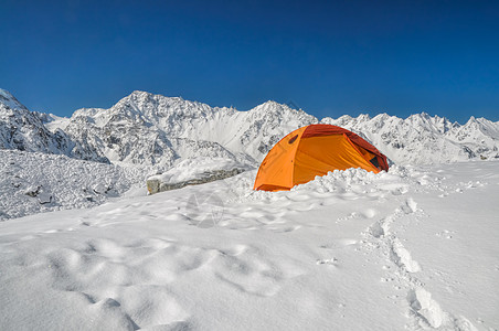 喜马拉雅山露营高度大本营白色干城登山山脉晴天顶峰山峰远足图片