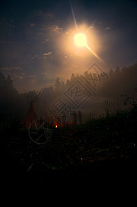 夜间营火月光月亮帐篷森林团体背景图片