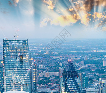 联合王国黄昏时伦敦现代天线景观城市全球摩天大楼商业日落地标旅游金融办公室背景图片