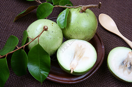越南农产品 奶果 星苹果等食物棕色水果绿色树叶叶子水平牛奶生产产品图片