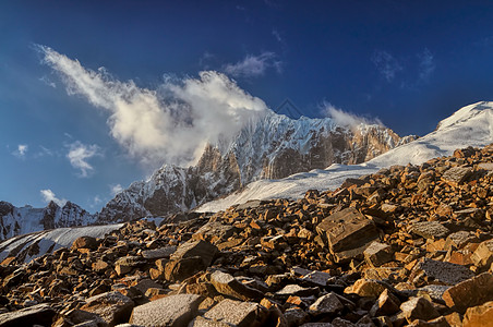 塔吉克斯坦的山峰岩石沙漠全景山脉风景高清图片