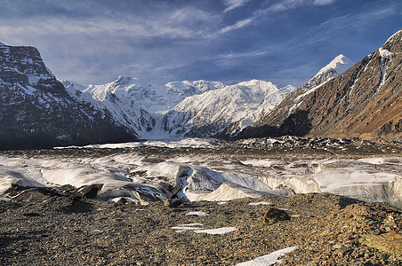 吉尔吉斯斯坦的恩吉切克冰川山脉岩石山峰远足高度风景图片