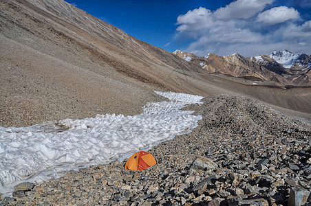 在帕米尔扎营山脉高度帐篷旅行远足山峰风景营地全景图片