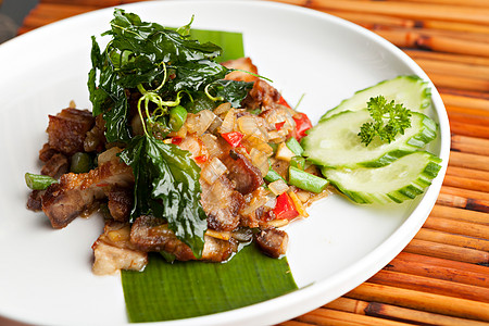 泰国脆猪肉饭胡椒烹饪茉莉花食物辣椒间隙盘子美食味道蔬菜图片