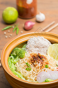 面条小吃香料味道蔬菜营养美食拉面杯子食物筷子图片